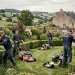 Équipe de jardiniers professionnels entretenant un grand jardin paysager en Auvergne-Rhône-Alpes